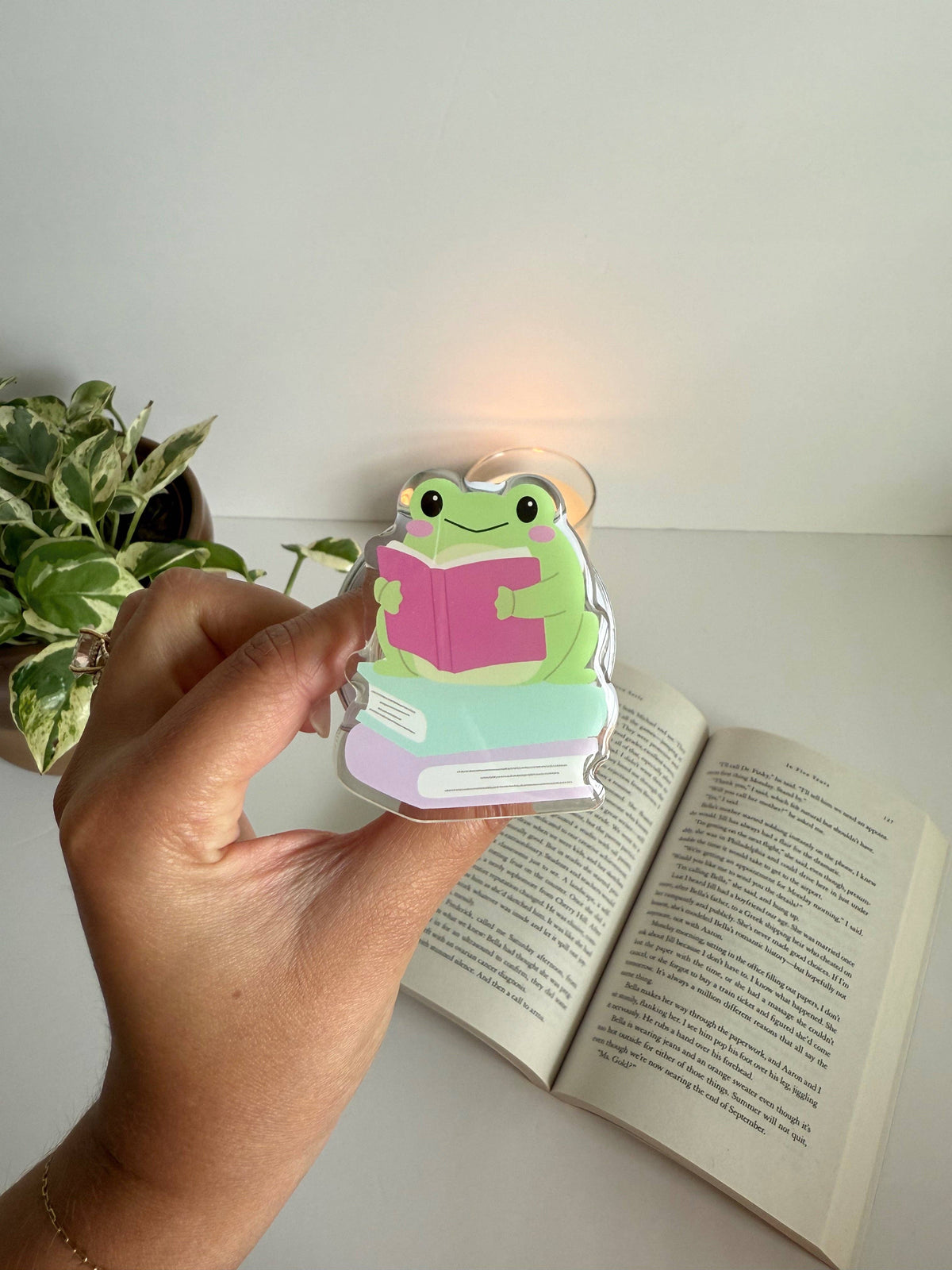 Reading Frog Kindle Grip,Mag-safe Bookish E-Reader Accessory
